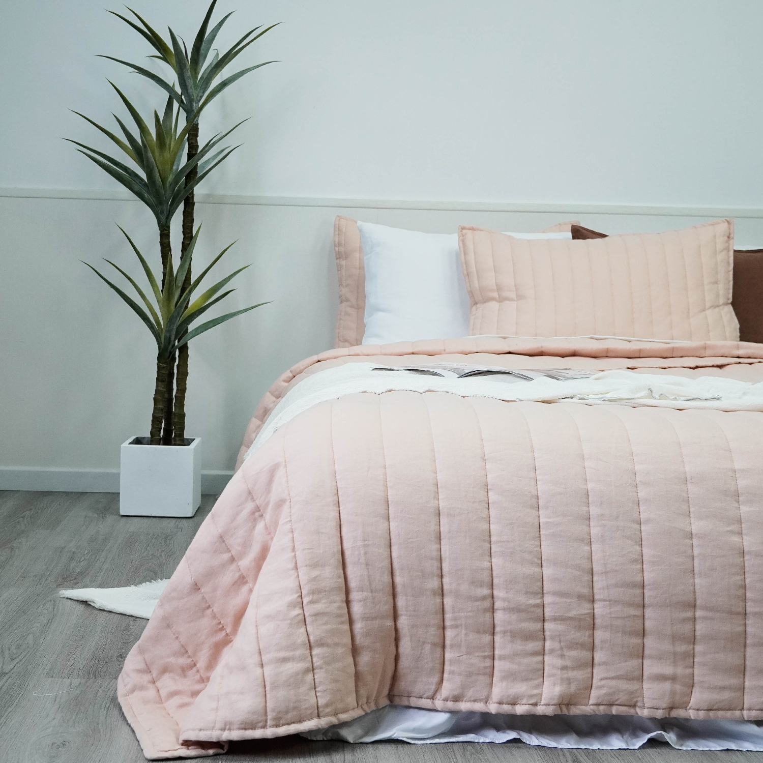 Blush Linen Quilt-Lirica